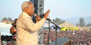 Mgombea wa Urais kwa tiketi ya UKAWA, Edward Lowassa akiwa jukwaani 