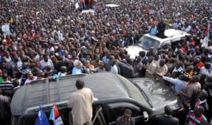 Mgombea Urais wa Jamhuri wa Muungano wa Tanzania kupitia Chadema, Edward Lowassa na mgombea mwenza Juma Duni Haji, wakisindikizwa na maelfu ya wakazi wa Dar es Salaam kuchukua fomu katika ofisi za Tume ya Uchaguzi, NEC 