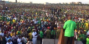 Mgombea wa CCM, John Magufuli wananchi kwenye Viwanja vya Jangwani wakati wa uzinduzi wa kampeni wa chama hicho