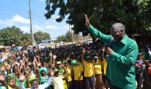 Mgombea Urais wa  Muungano wa Jamuhuri wa Tanzania kwa tiketi ya CCM, Dr. John Magufuli akihutubia wananchi wa Mjini Mtwara 