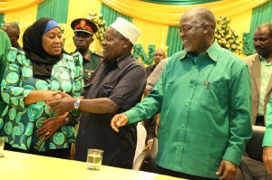 Â Mwenyekiti wa Wazee wa CCM wa Dar es salaam akipeana mikono na Mgombea Urais kwa tiketi ya CCM Â tawala Dkt John Pombe Magufuli baada ya kuongea na wazee wa Dar es salaam Â leo Agosti 19, 2015 katika ukumbi wa Diamond Jubilee jijini Dar es salaam.