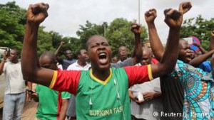 Waandamanaji wanaopinga mapinduzi nje ya hoteli ya Laico mjini Ouagadougou, Burkina Faso. (20.09.2010)