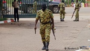 Mlinzi wa kikosi cha ulinzi wa rais akiwasili hoteli ya Laico mjini Ouagadougou, Burkina Faso. (20.09.2010)