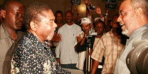 Mgombea Urais wa Zanzibar (CCM), Dk. Ali Mohamed Shein (kushoto) akilakiana wakati Mgombea wa Urais (CUF), Maalim Seif Sharrif Hamad walipokubaliana matokeo ya Uchaguzi wa 2010.