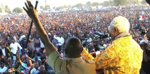 Mgombea Urais wa Chadema, Edward Lowassa (kulia), akimnadi Mgombea wa nafasi ya Ubunge wa Jimbo la Dodoma Mjini, Benson Kigaila