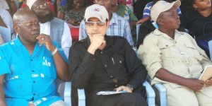 Mgombea Ubunge katika Jimbo la Ilala kwa tiketi ya Chama cha Demokrasia na Maendeleo (Chadema), Muslim Hassanali (katikati)