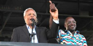 Mgombea Urais wa tiketi ya UKAWA, Edward Lowassa (kushoto) akimnadi mgombea ubunge wa Ubungo, Saed Kubenea katika kampeni zilizofanyika Mbezi