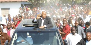 Mgombea urais wa Tanzania anayewakilisha Umoja wa Katiba ya Wananchi (UKAWA), Edward Lowassa akiwasili kwenye mkutano wa Mbezi, Jimbo la Kibamba