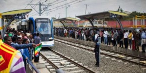 Wananchi wa Ethiopia wakiwa shuhudia treni ya Umeme ilipozinduliwa 