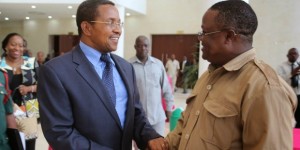 Rais Jakaya Kikwete (kushoto) akiwa na Mwanasheria wa Chadema, Tundu Lissu 