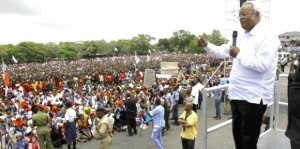 Mgombea Urais kwa tiketi ya Chadema anayeungwa mkono na Ukawa, Edward Lowassa akihutubia wananchi katika viwanja vya Mwembeyanga 