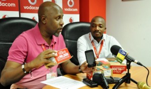 Mkuu wa Masoko na Mawasiliano wa Vodacom Tanzania, Kelvin Twissa akiwaonesha waandishi wa habari simu mpya aina ya Smart 6 wakati wa uzinduzi wa simu hiyo yenye uwezo wa Intaneti ya 3G Dar es Salaam jana. Mwingine ni Mkuu wa Huduma na Bidhaa wa kampuni hiyo, Samson Mwongela. (Picha kwa hisani ya Vodacom).